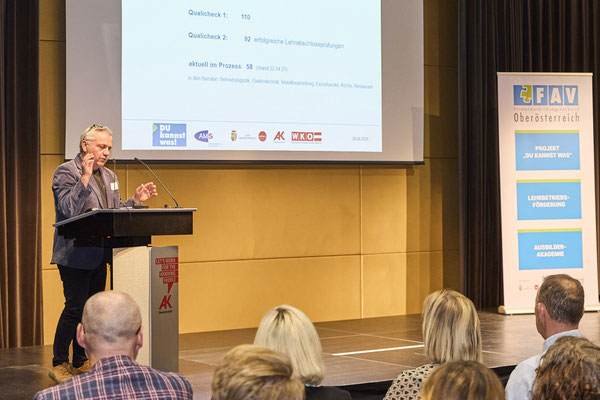 Blick auf das Publikum und die Bühne mit Vortrag von Christian Eichbauer