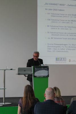 Bühne mit Präsentation von Mag. Christian Eichbauer zur Generalversammlung FAV OÖ