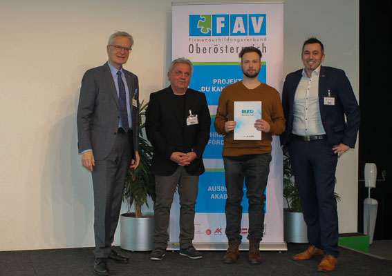 Urkundenfoto mit Vertreter:innen von WKOÖ und AK OÖ bei der Übergabe