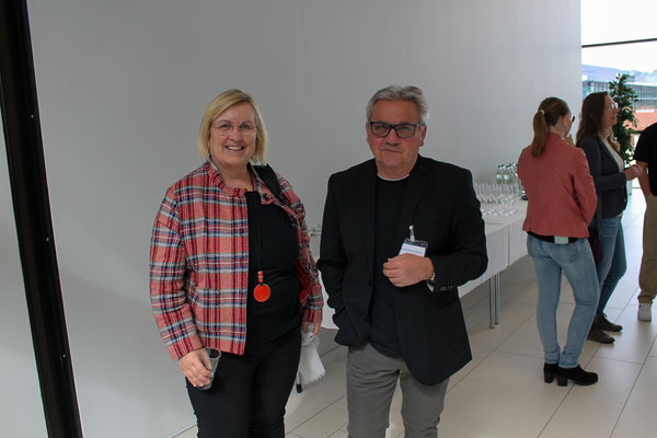 Gespräch zwischen Projektleitung und Frau im Foyer