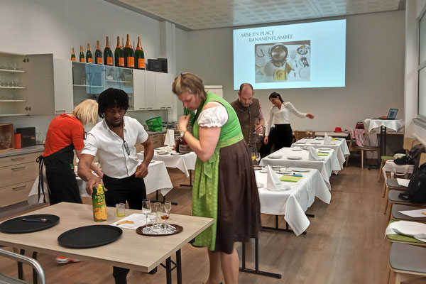 Praktische Übung zur Servierkunde im Rahmen der Weiterbildung