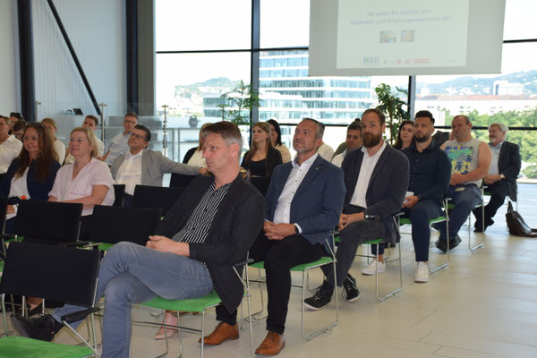 Gäste hören aufmerksam zu