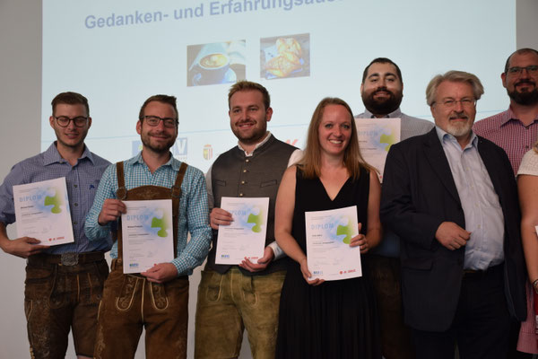 Gruppenfoto mit Zertifikaten