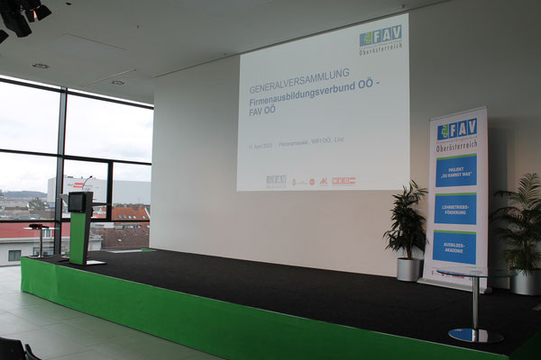 Bühne mit Präsentation zur Generalversammlung FAV OÖ im WIFI Linz