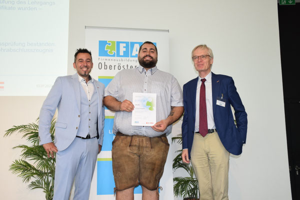 Teilnehmer mit überreichter Urkunde
