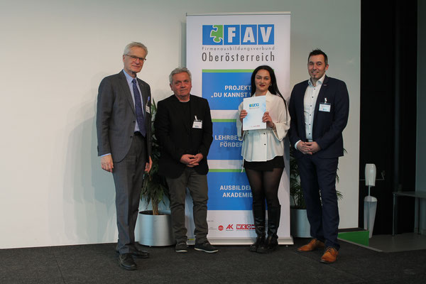 Abschlussfoto mit Urkunde und Projektverantwortlichen