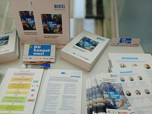 Übersicht über das Infoangebot: Projektbroschüren, Flyer und Giveaways auf dem Präsentationstisch