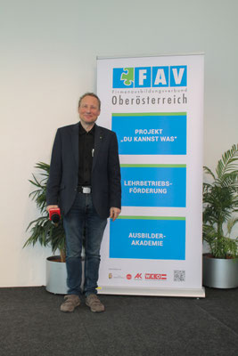 Mann posiert vor FAV Rollup