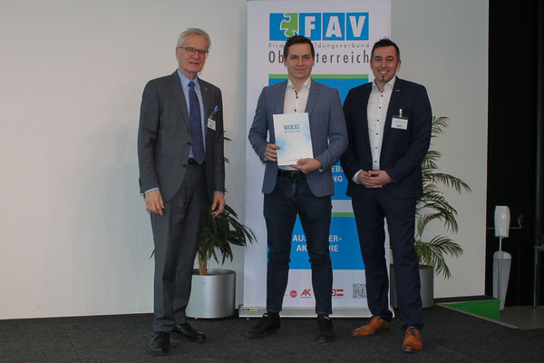 Absolvent im Einzelbild mit FAV-Vertretern