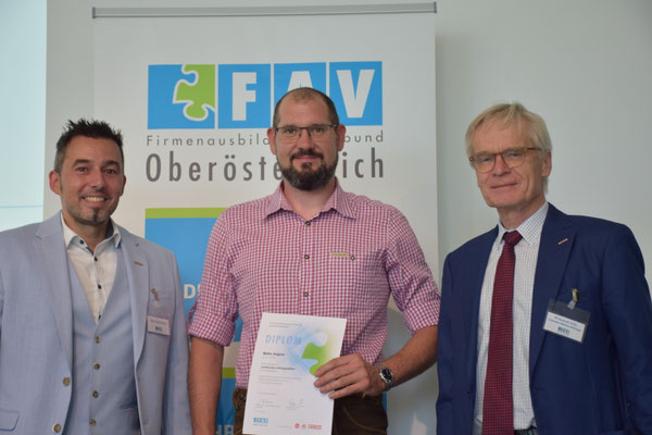 Teilnehmer hält Auszeichnung auf der Bühne