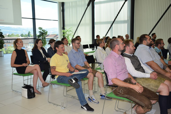 Teilnehmende in traditioneller Kleidung im Publikum