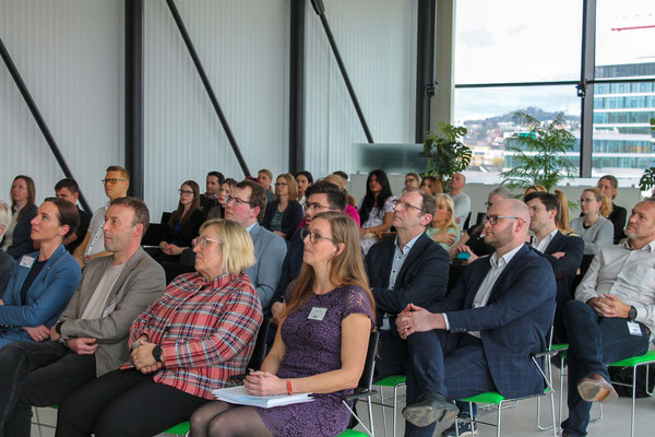 Blick ins Publikum mit Fokus auf erste Reihen