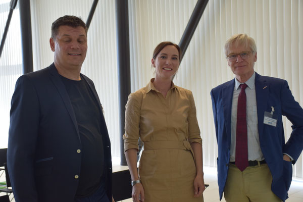 Gruppenfoto mit Ehrengästen