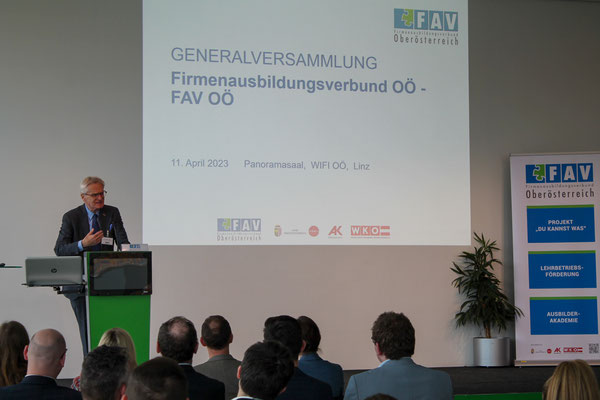 VPräs. KommR DI Dr. Clemens Malina-Altzinger auf der Bühne bei Eröffnungsrede