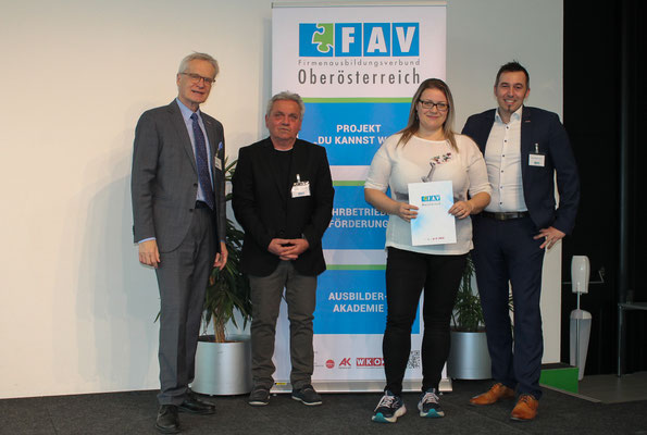 Urkundenverleihung an Absolventin mit Vertretern des FAV OÖ