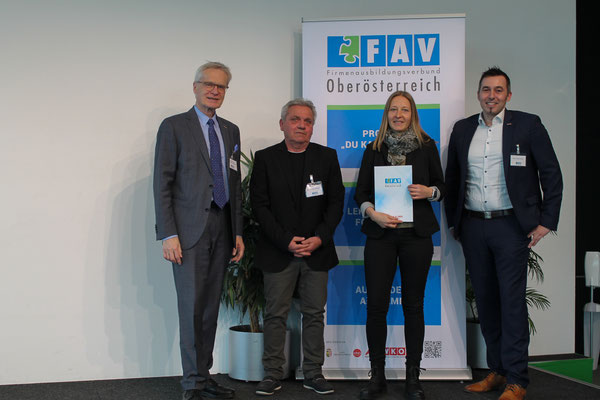 Offizielles Abschlussfoto mit allen Gratulanten und erfolgreicher Absolventin