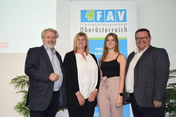 Zwei Absolventinnen mit mit Vertretern des FAV OÖ