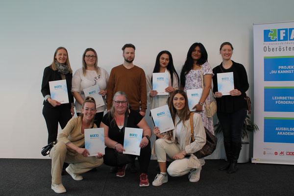 Großes Gruppenfoto mit erfolgreichen Teilnehmer:innen