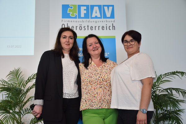 Abschlussfoto von drei Teilnehmerinnen