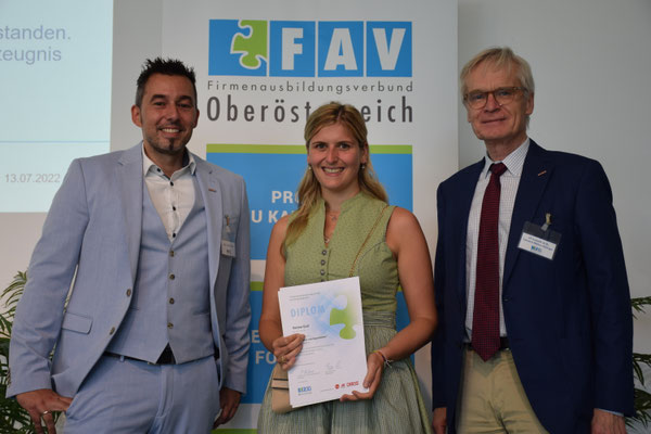 Überreichung einer Urkunde auf der Bühne