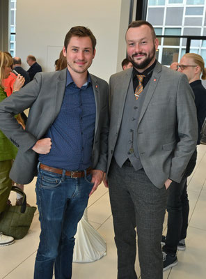 Zwei Teilnehmer posieren für ein Foto