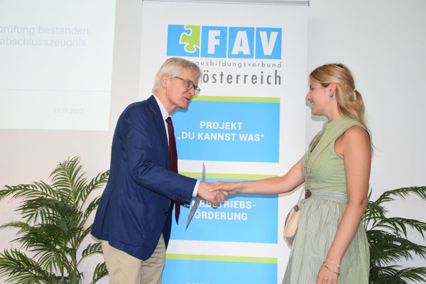 Überreichung der Urkunde mit Handschlag