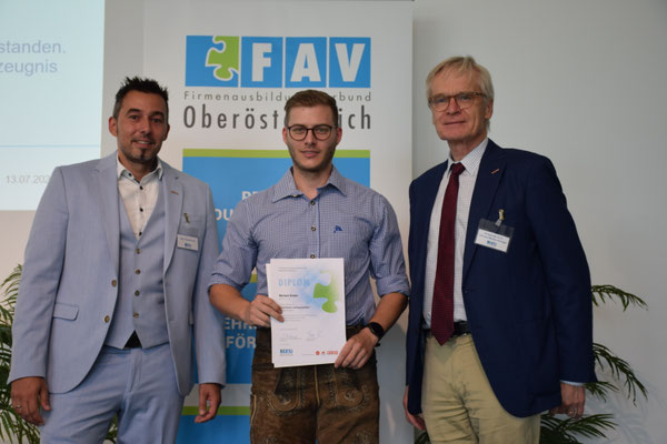 Abschlussfoto mit Urkunde in der Hand