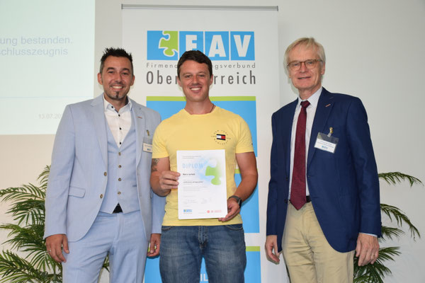 Teilnehmer erhält Urkunde auf der Bühne