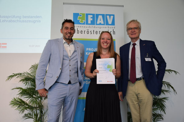 Absolventin mit Urkunde beim Abschlussfoto
