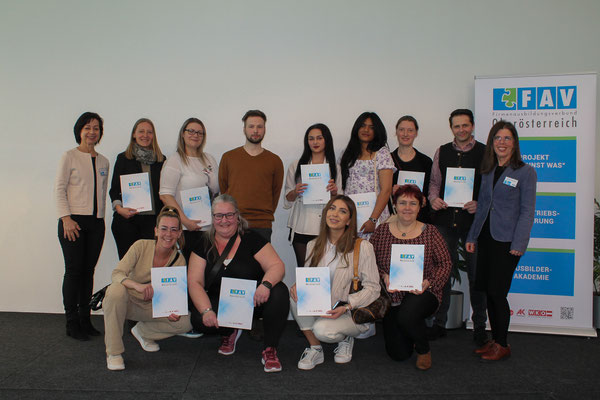 Teilnehmer:innen halten ihre Zertifikate stolz in die Kamera