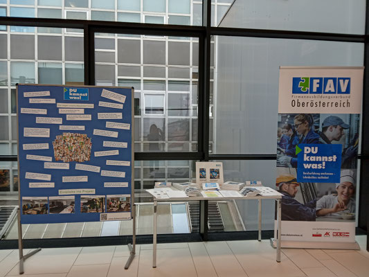 Infostand zum Projekt "Du kannst was" mit Pinnwand und Broschüren