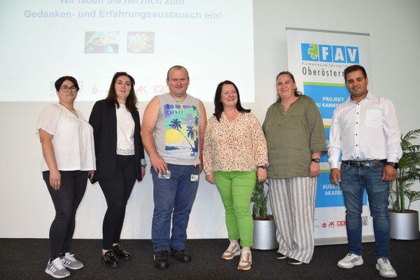 Gruppenbild von Absolvent:innen