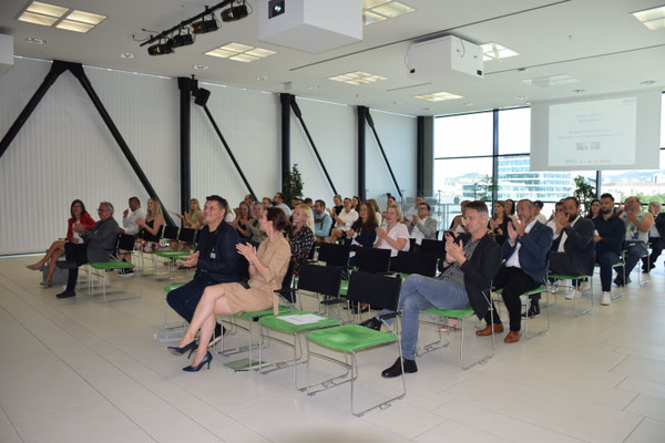 Blick auf das Publikum von schräg hinten