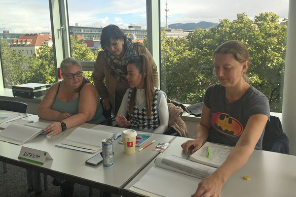 Fachtrainerin unterstützt eine Teilnehmerin beim Workshop zur Selbsteinschätzung