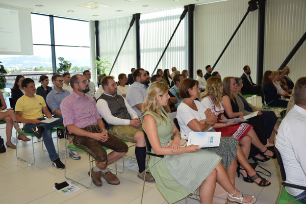 Weitere Teilnehmende mit Urkundenmappe im Saal