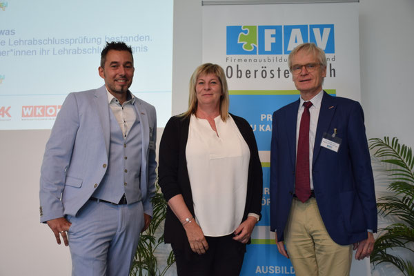 Überreichung einer Urkunde auf der Bühne