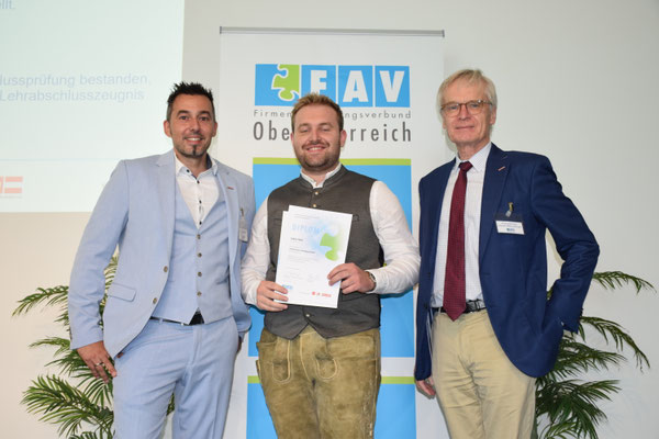 Absolvent mit Urkunde