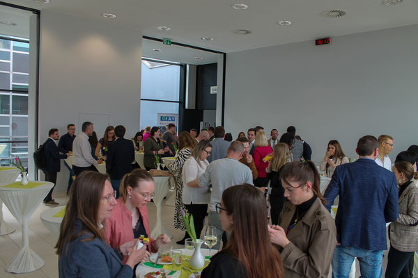 Austausch bei Getränken und kleinen Häppchen