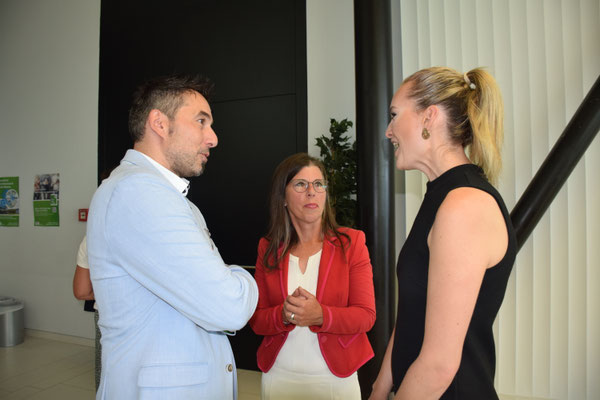 Gespräch beim Empfang