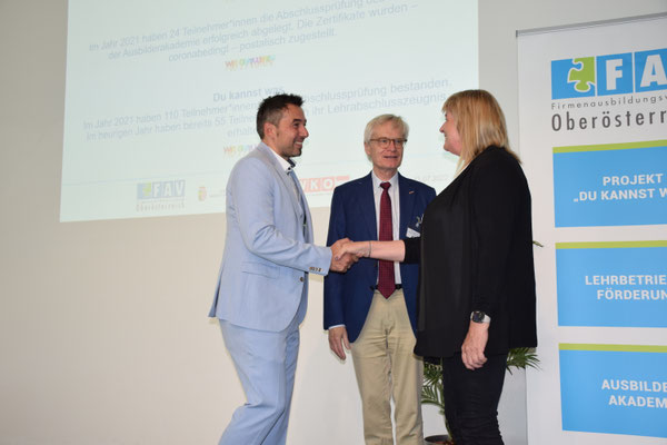 Urkundenverleihung mit Handschlag