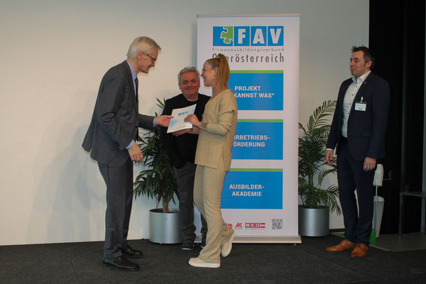 Übergabe der Urkunde durch Clemens Malina-Altzinger mit Gratulation