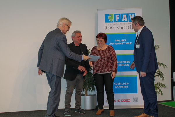 Händedruck und Urkundenüberreichung durch DI Dr. Clemens Malina-Altzinger an Absolventin