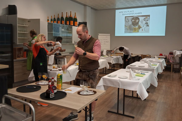 eilnehmende decken Tische ein und bereiten sich auf den Service vor