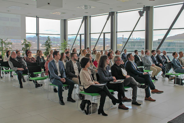 Gäste verfolgen aufmerksam das Programm der Abschlussfeier