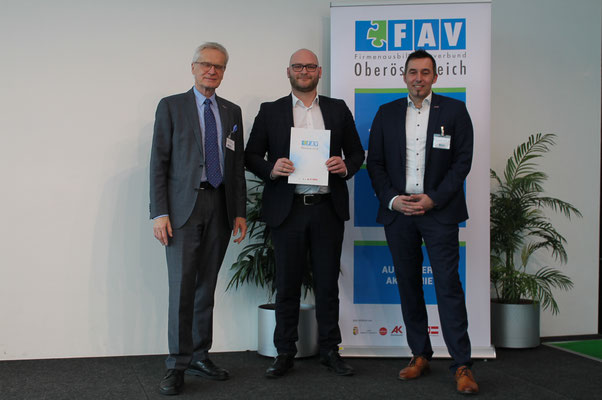 Zertifikatsträger gemeinsam mit Vorstandsmitgliedern
