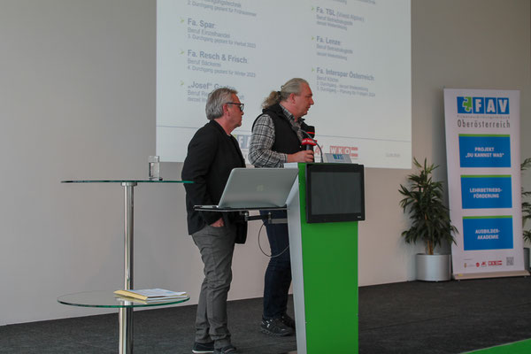 Vertreter der Firma Wacker Neuson wird von Mag. Eichbauer vorgestellt