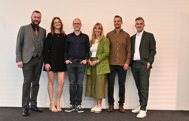 Sechs Absolventinnen beim Abschlussfoto nach dem Event