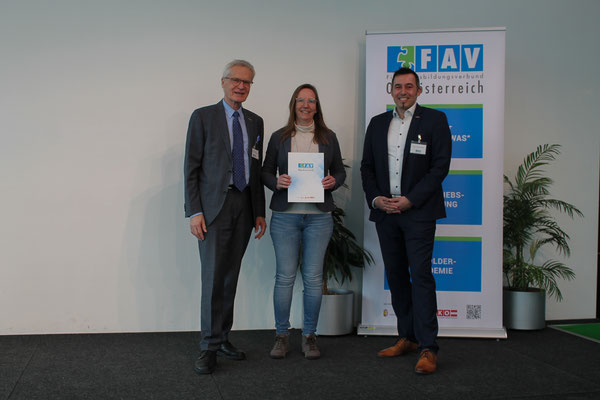 Stolzer Moment bei Zertifikatsverleihung