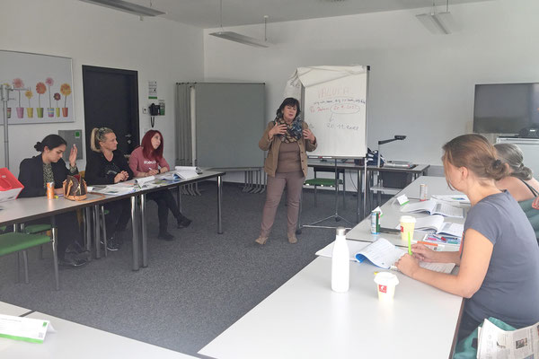 Trainerin erklärt Inhalte zur Selbsteinschätzung im Workshop