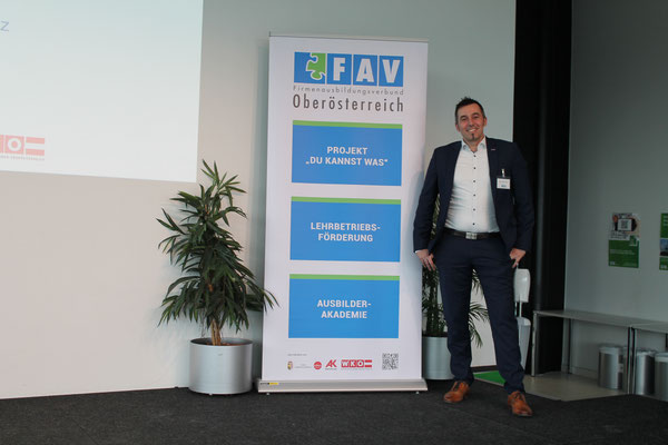 Mann steht vor FAV Rollup